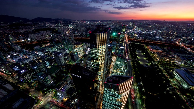 韩国首尔Yeouido公园和附近的城市建筑/永登浦区日落至夜景视频素材