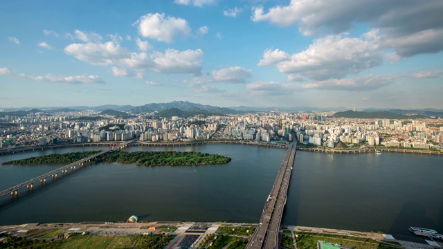 韩国首尔，西江大江桥和马波大江桥周围的城市景观视频素材