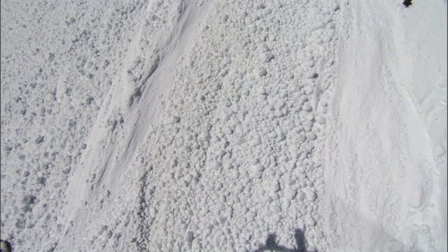 炸药引发的雪崩从山坡上滚下来。视频素材