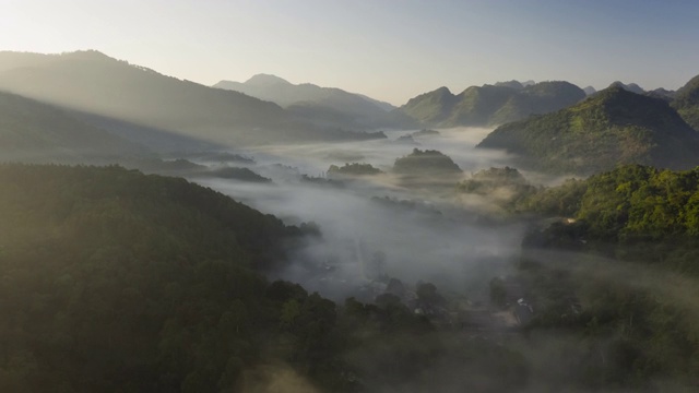 日出时分，山谷中出现雾霾视频素材