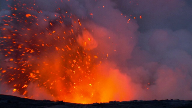 熔岩从喷发的火山中喷涌而出。视频素材