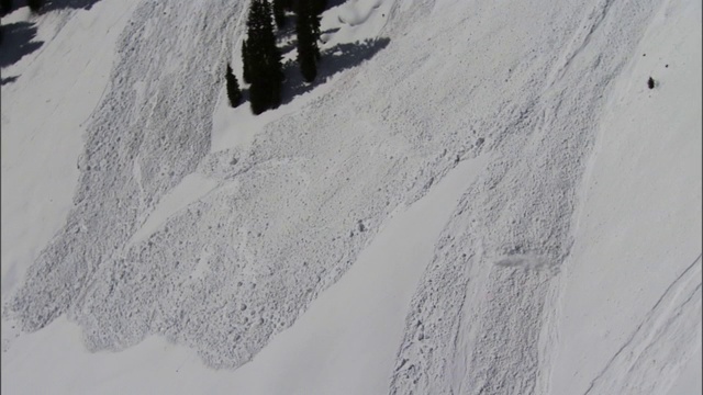 雪崩从陡峭的山坡上滚下来。视频素材