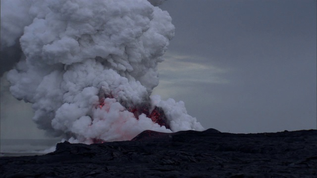 炽热的岩浆和巨大的蒸汽云从夏威夷的莫纳克亚火山爆发。视频素材