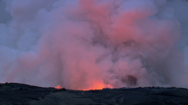 夏威夷莫纳克亚火山冒出滚滚浓烟和蒸汽。视频素材