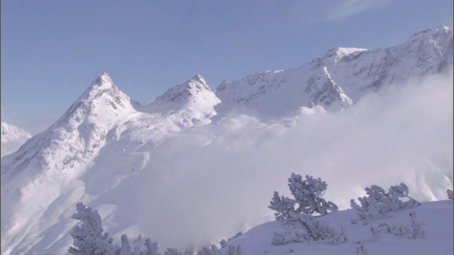 高山滑雪场有一个滑雪缆车。视频素材