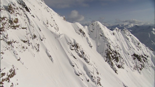 白雪覆盖着山峰。视频素材