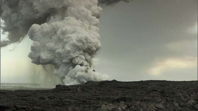 蒸汽沿着海岸从火山口喷涌而出。视频素材