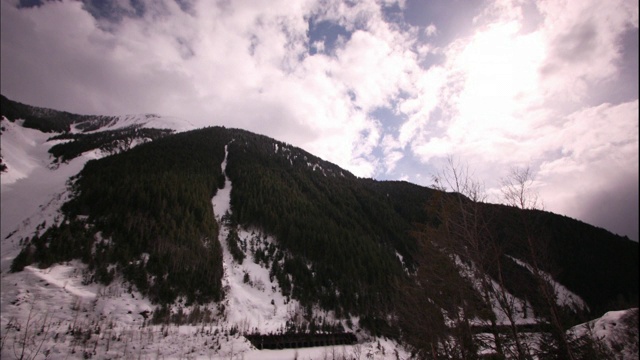 云在雪山上飘过。视频素材