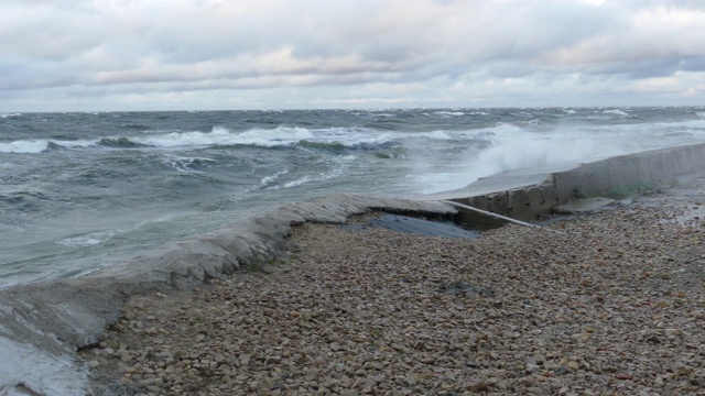 暴风雨时海浪很大视频素材