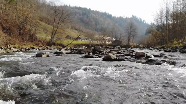 沿着流过石头的山河射击。视频素材