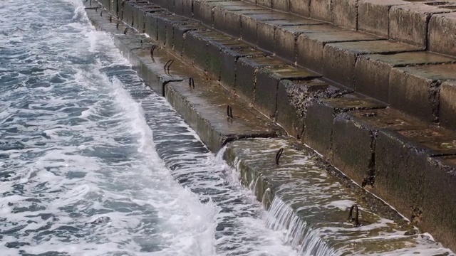 海浪撞击混凝土海岸加固，特写，全高清- 60帧/秒视频素材