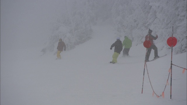 滑雪者和滑雪板爱好者喜欢雪坡。视频素材