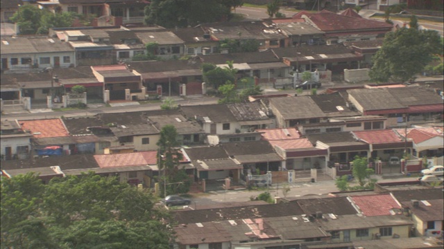 马来西亚一个城市的住宅区里，车流滚滚。视频素材