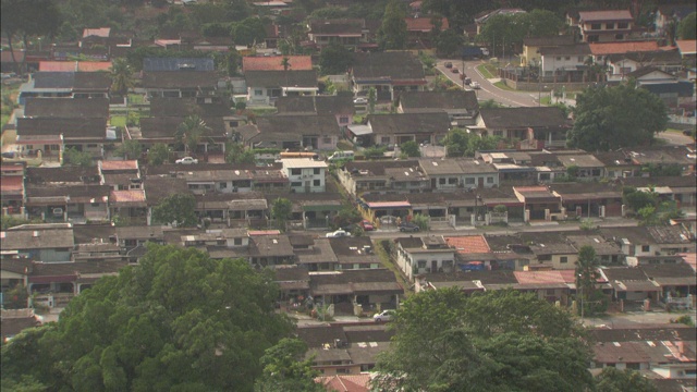 在马来西亚的一个城市，交通流量通过住宅区。视频素材