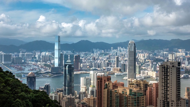 日落前，香港维多利亚港的船只运输和摩天大楼的现代商业与天际线在市中心，香港亚洲视频素材