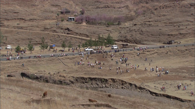 行人穿过建筑设备附近的泥泞地带。视频素材