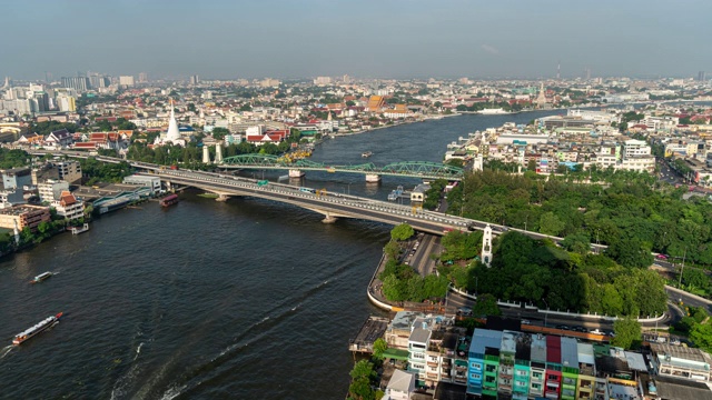 泰国曼谷湄南河上的Phra Phuttha Yodfa大桥。视频素材