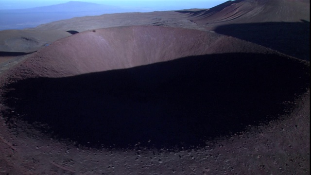 火山口部分被阴影遮住了。视频素材