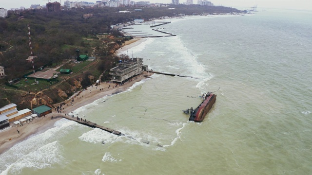 空中俯瞰沉没的货轮油轮失事在黑海海岸的敖德萨视频素材