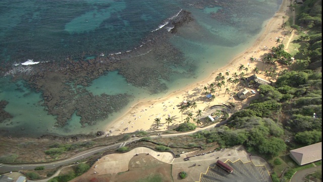 一条狭窄的道路蜿蜒穿过夏威夷崎岖的海岸。视频素材