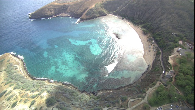 灿烂的阳光照耀着夏威夷一个美丽的海湾。视频素材