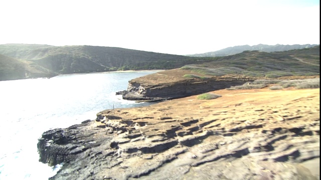 波浪冲击着崎岖的夏威夷海岸。视频素材