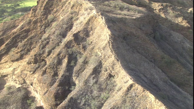 一座落基山脉俯瞰着夏威夷海岸线上的度假胜地。视频素材