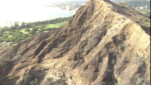 一座落基山脉俯瞰着夏威夷海岸线上的度假胜地。视频素材