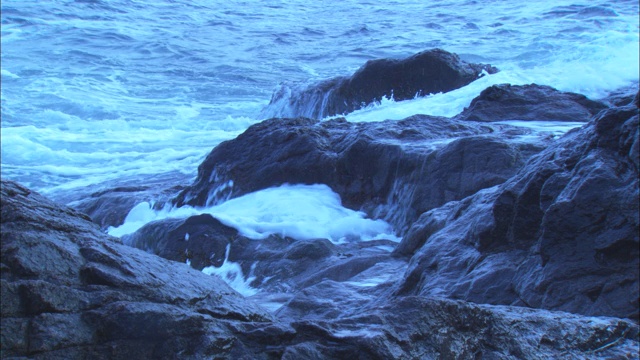 波浪冲击着多岩石的海岸。视频素材