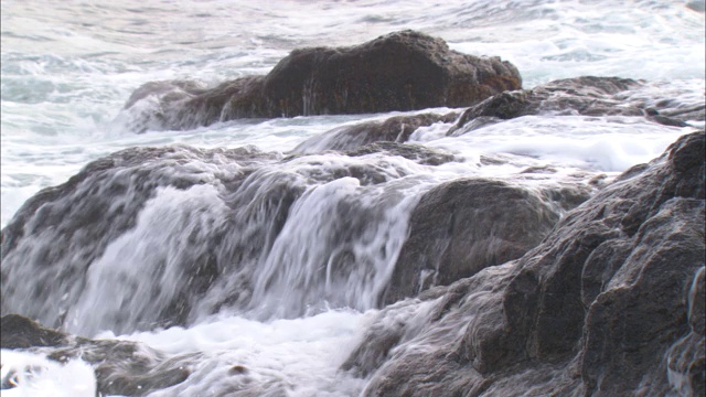 波浪冲击着多岩石的海岸。视频素材