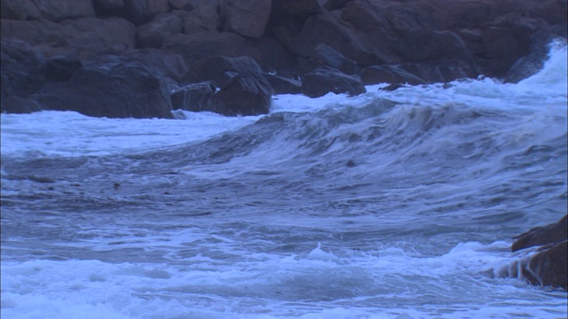 海浪拍打着布满岩石的海岸线。视频素材