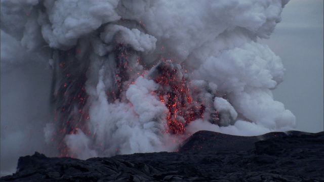 炽热的岩浆和巨大的蒸汽云从夏威夷的莫纳克亚火山爆发。视频素材