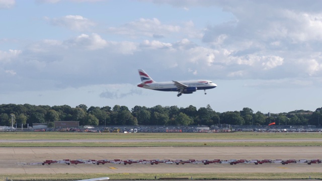 英国航空公司商业客机在伦敦盖特威克机场降落4k慢镜头镜头中飞机从左向右飞行。视频素材