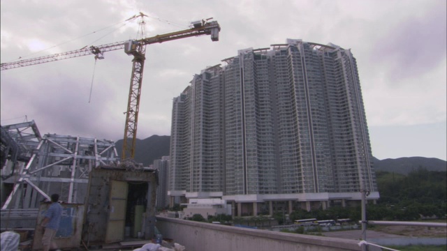 建筑起重机在建筑工地操作。视频素材