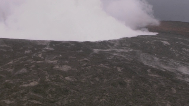 古老的熔岩流环绕着火山口喷出蒸汽。视频素材