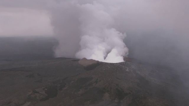 古老的熔岩流环绕着火山口喷出蒸汽。视频素材