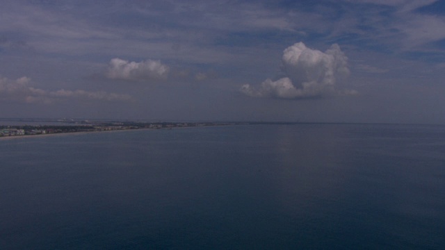 佛罗里达的海岸线上空飘浮着白云。视频素材