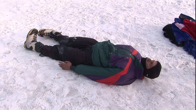 一个救援训练模型躺在雪地里。视频素材