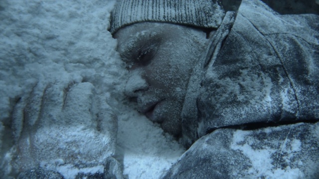 在巴塔哥尼亚的暴风雪中，一个户外运动者裸露的皮肤显示出冻伤的迹象。视频素材