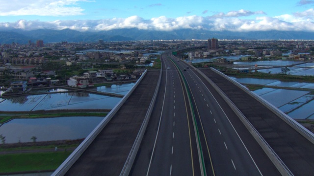 飓风过后，一条高速公路经过被洪水淹没的社区。视频素材