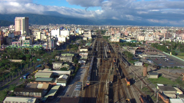 一条高速公路穿过居民区和工业区。视频素材