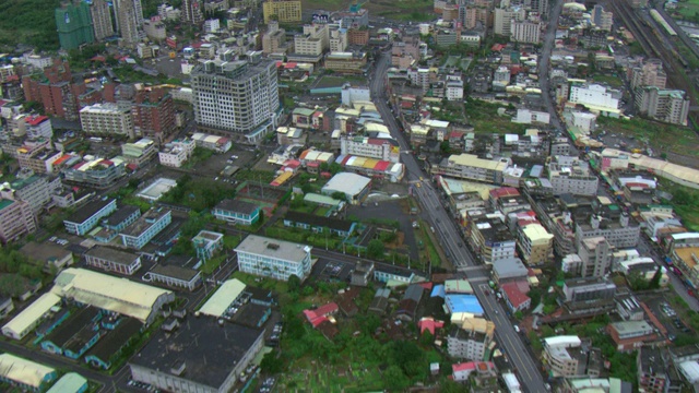 洪水部分淹没了城市周围的农田。视频素材