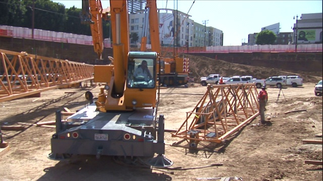 建筑工人在建筑工地驾驶起重机。视频素材