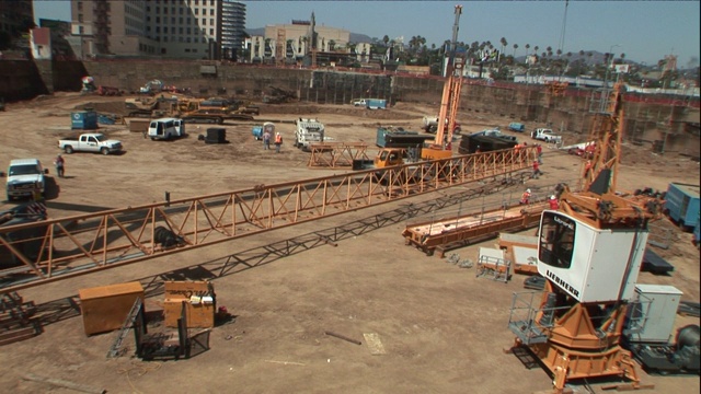 大型建筑工地的重型设备已经准备就绪。视频素材