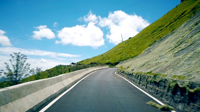 在中国贵州的山路上行驶。视频素材