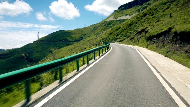 在中国贵州的山路上行驶。视频素材