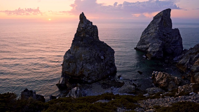 Praia Da Ursa - Ursa Beach，辛特拉，葡萄牙，4K日落风景镜头。在大西洋海岸，两块巨石在金色的暮色中隆起视频素材