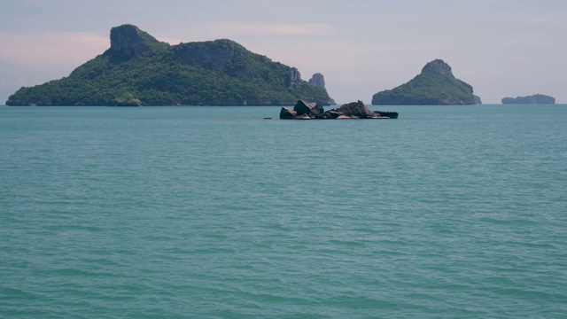 一组海岛在昂通国家海洋公园附近的苏梅岛天堂热带旅游胜地。泰国湾的群岛。田园诗般的绿松石海洋自然背景与复制空间视频素材