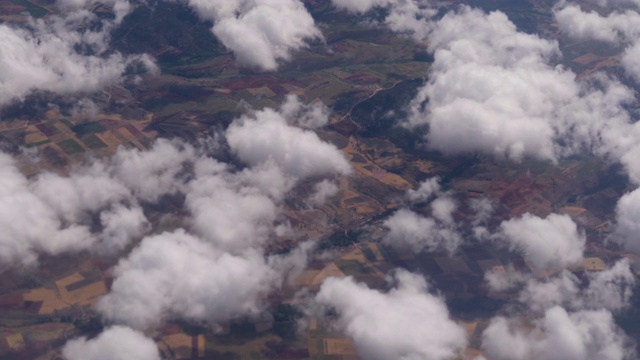 4k空中俯瞰马德里北部的西班牙乡村和农田。干旱贫瘠的麦田，看起来干旱景象。视频素材