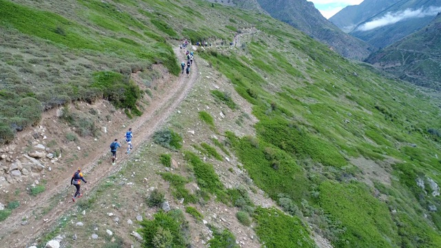 一群人从山坡上跑下来。高加索山脉。俄罗斯视频素材